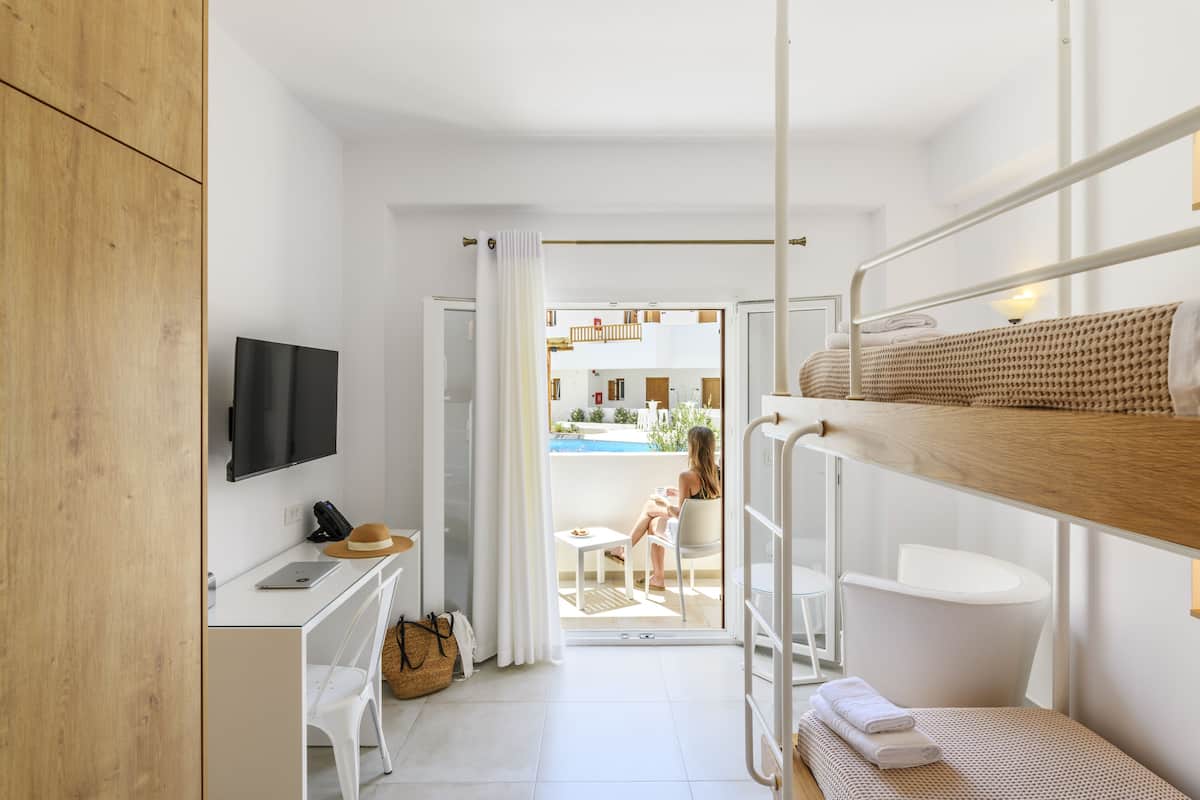 Room (Pool Splash Room for 2) | 1 bilik tidur, peti besi dalam bilik, meja, ruang kerja komputer riba