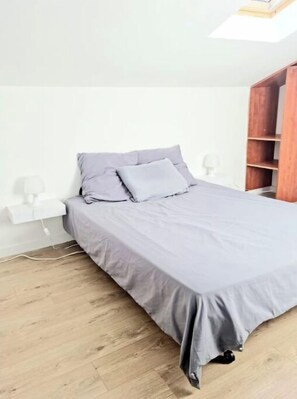 1 slaapkamer, een bureau, geluiddichte muren