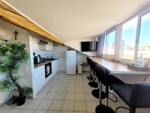Fridge, microwave, oven, stovetop
