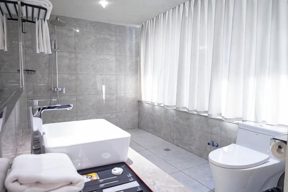 Un baño moderno con bañera, inodoro y ducha.