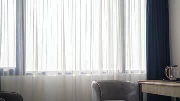 Escritorio, espacio para trabajar con laptop y wifi gratis