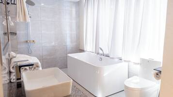 Luxury Room | Bathroom