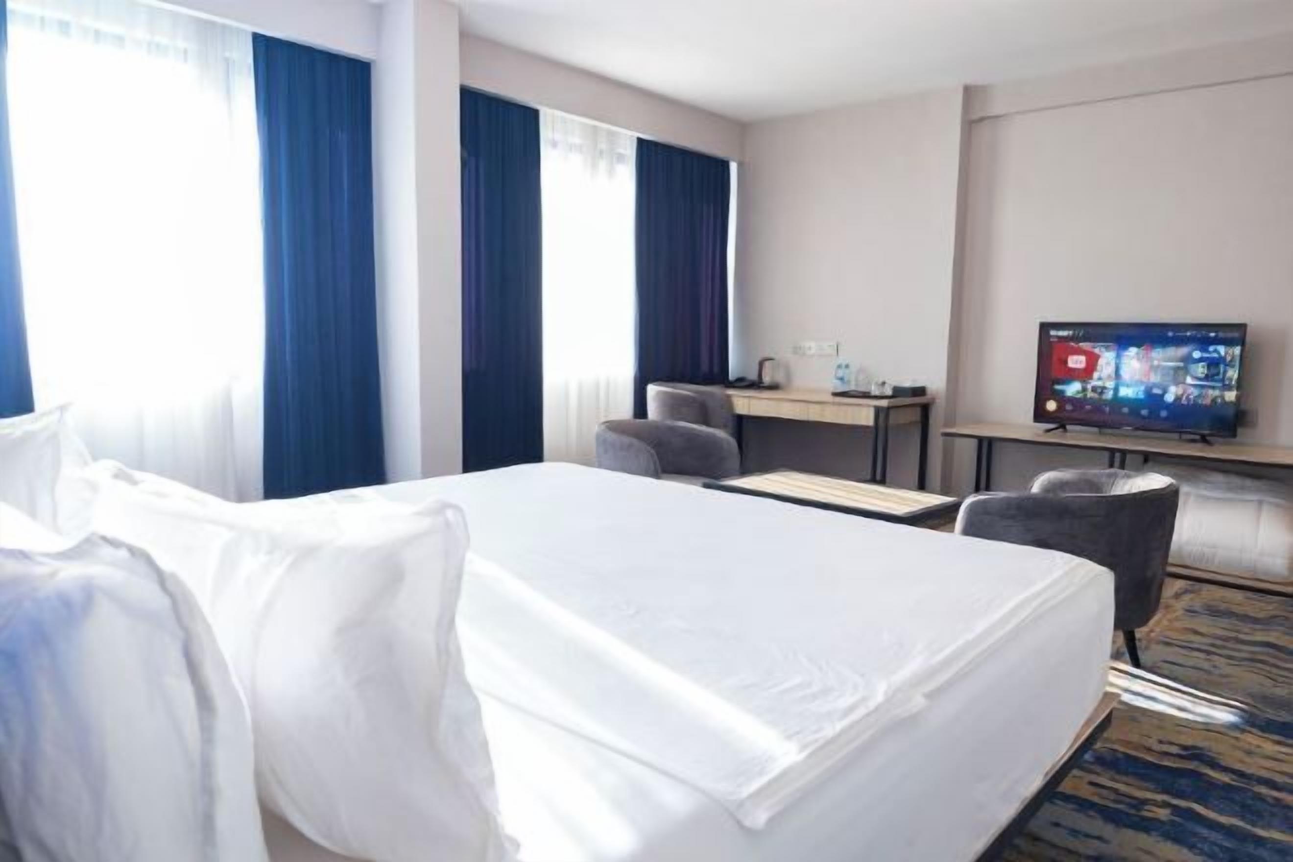 Bureau, espace de travail pour ordinateur portable, Wi-Fi gratuit