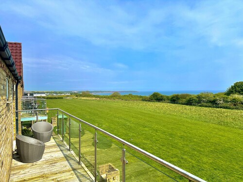 Seaview Coastal Cottage - Sleeping 6 in 3 Bedrooms - Pool and Beach Access