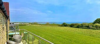 Seaview Coastal Cottage - Sleeping 6 in 3 Bedrooms - Pool and Beach Access