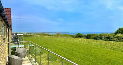 Seaview Coastal Cottage - Sleeping 6 in 3 Bedrooms - Pool and Beach Access