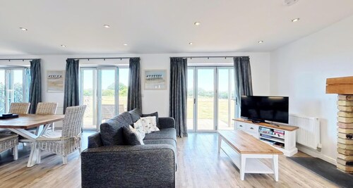 Seaview Coastal Cottage - Sleeping 6 in 3 Bedrooms - Pool and Beach Access