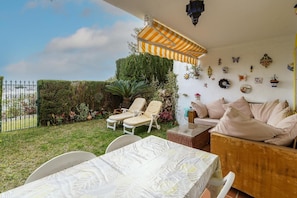 Outdoor dining - Apartment with garden and communal pool (Mijas)