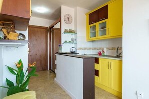 Geladeira, micro-ondas, cooktop, cafeteira/chaleira