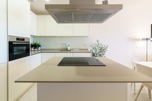 Kühlschrank, Herdplatte, Wasserkocher mit Kaffee-/Teezubehör