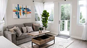 Una Smart TV, un reproductor estéreo, una pantalla de ordenador