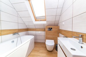 Bathtub, bidet, towels