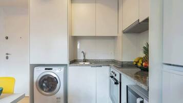 Kühlschrank, Mikrowelle, Ofen, Herdplatte