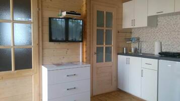 Fridge, oven, stovetop, electric kettle