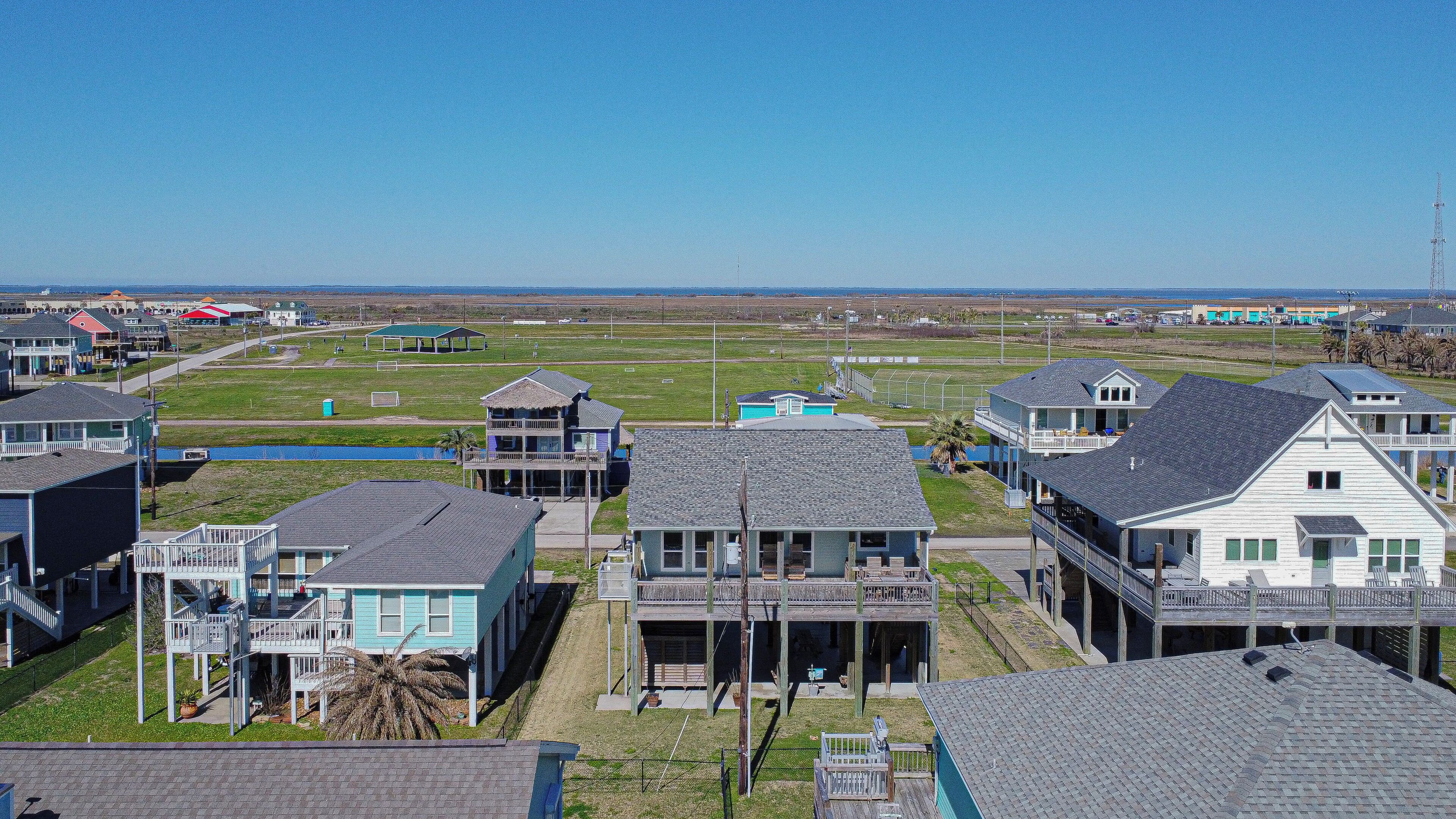 Un quartier résidentiel situé sur la côte, où les maisons sont dotées de balcons et offrent une vue sur le littoral.