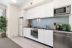 Frigorífico, microondas, horno y placa de cocina