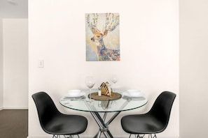 Dining - A Stylish Apt, City Views Next To Darling Harbour (Sydney)