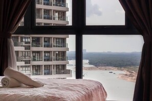 2 bedrooms, iron/ironing board, WiFi, bed sheets - High-Floor 2BR Suite, Water Views, Free Parking (Johor Bahru)