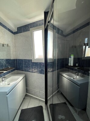 مجففات شعر، مناشف، صابون، ورق حمّام