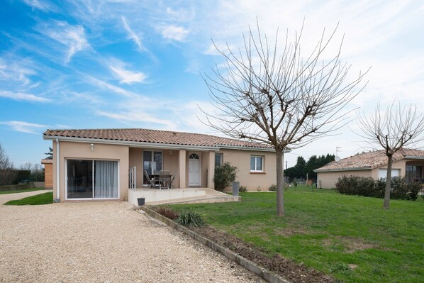 Exterior - Centrala - Three Bedroom House, Sleeps 6 (Golfech)