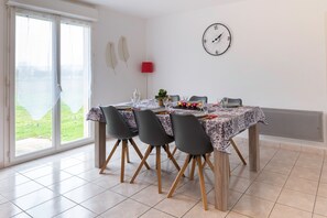 Dining - Centrala - Three Bedroom House, Sleeps 6 (Golfech)