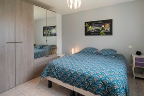 3 quartos, ferros/tábuas de passar roupa, roupa de cama