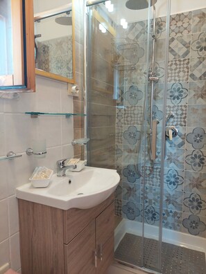 Shower, free toiletries, hair dryer, bidet