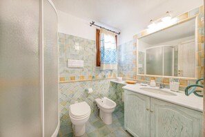 Een haardroger, een bidet, handdoeken, zeep