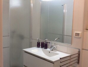 Bathroom - Splendid renovated 3-room apartment WIFI A/C terrace (Jerusalem)