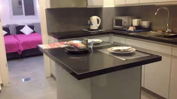 Frigorífico, microondas, placa de cocina y hervidor eléctrico