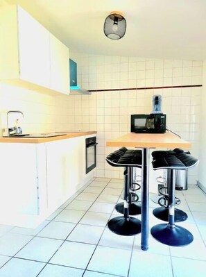 Fridge, microwave, oven, stovetop - Charming 2-bedroom apartment 400m from station center (Valence)
