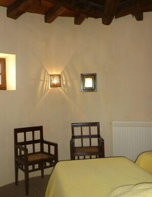 2 dormitoris, un bressol de viatge, wifi i roba de llit
