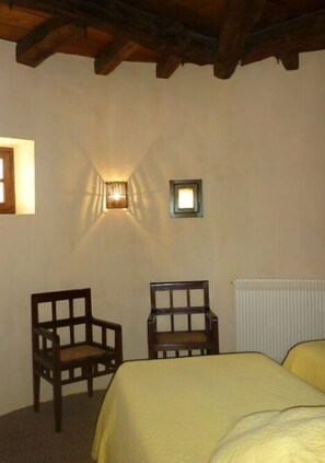 2 dormitoris, un bressol de viatge, wifi i roba de llit