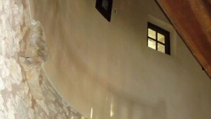 A wooden staircase with a stone wall on one side. - Le Pigeonnier (Plazac)
