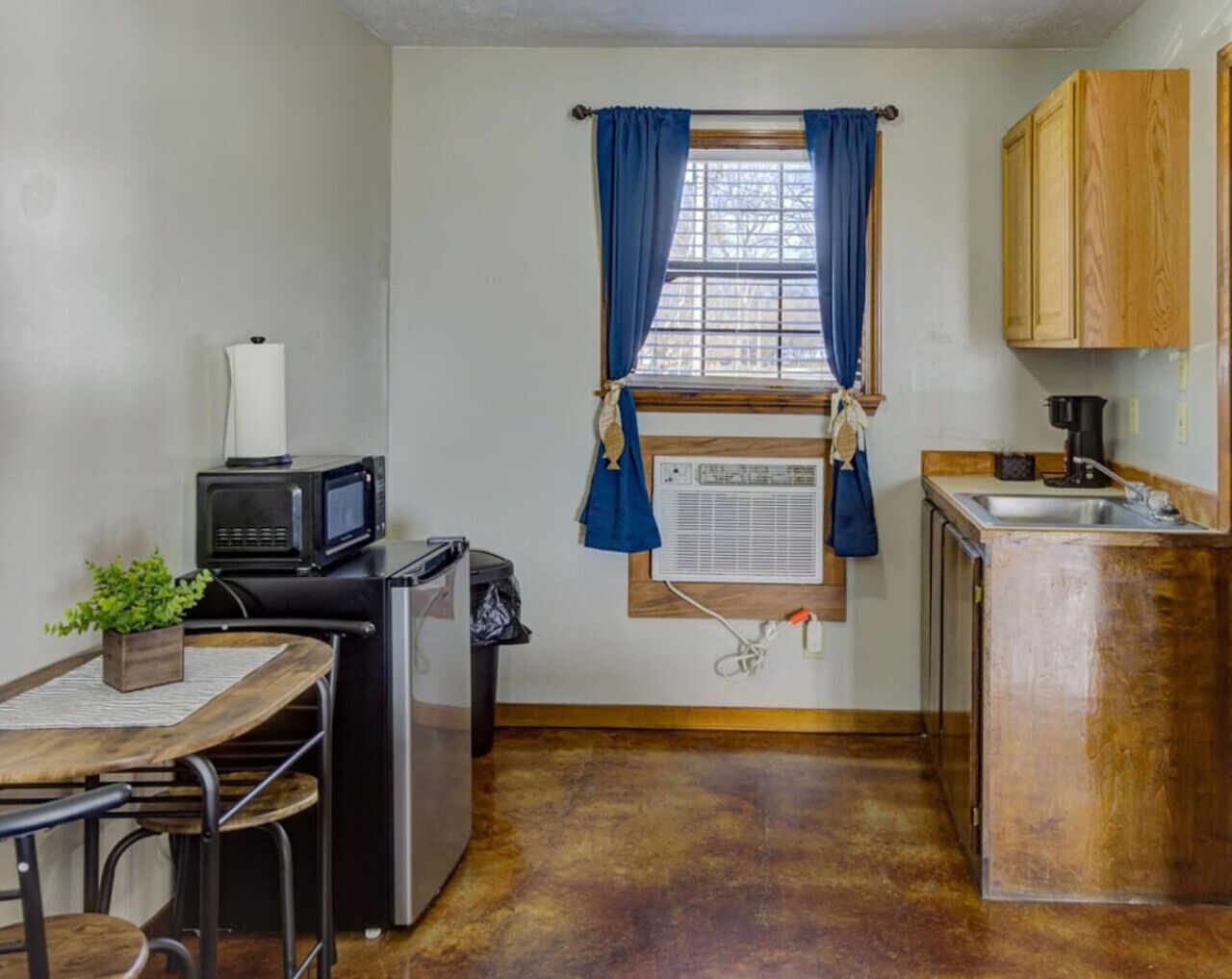 Fridge, microwave, coffee/tea maker, cookware/dishes/utensils