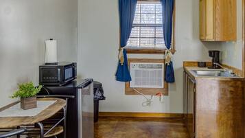 Réfrigérateur, micro-ondes, cafetiÚre/bouilloire