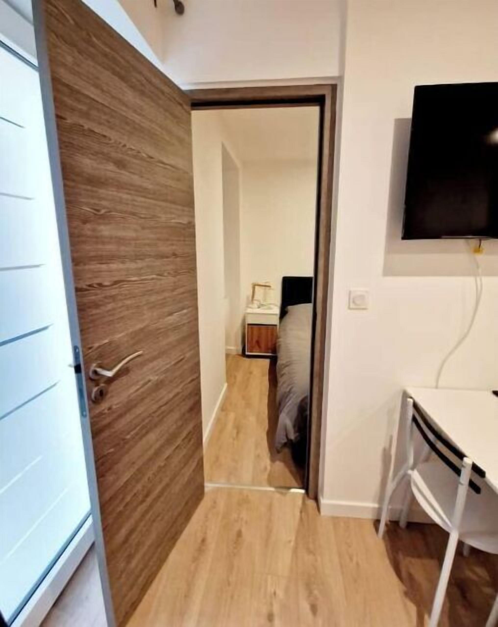 Een bureau, een strijkplank/strijkijzer, reisbedje, gratis wifi