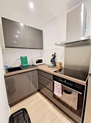 Fridge, microwave, oven, stovetop - Appartement Moderne Neuf F2 Centre ville (Valence)