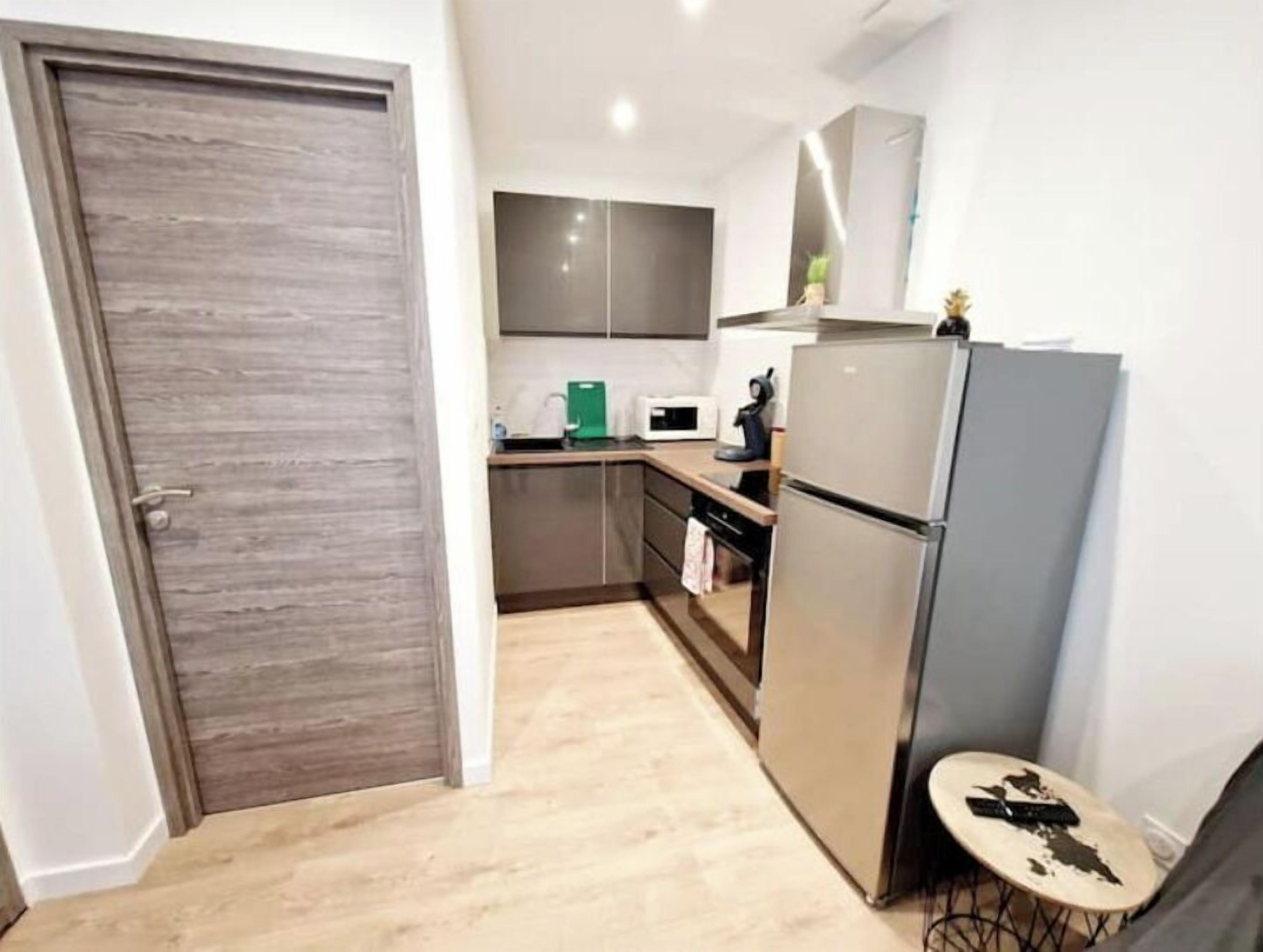 Refrigerador, microondas, horno y parrilla de estufa 