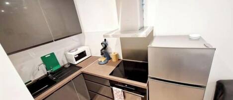 Frigorifero, microonde, forno, piano cottura