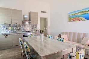 Réfrigérateur, four, lave-vaisselle, cafetière/bouilloire