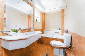 Dusche, umweltfreundliche Kosmetikartikel, Haartrockner, Handtücher