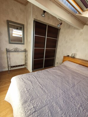 3 bedrooms, travel crib, WiFi