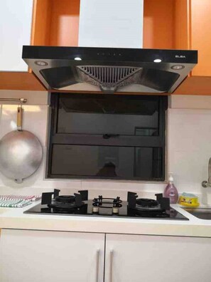 Fridge, microwave, stovetop, electric kettle - Lovely 3-bedrooms fully furnished condo with pool (Ipoh)