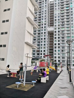 Children’s area - Lovely 3-bedrooms fully furnished condo with pool (Ipoh)