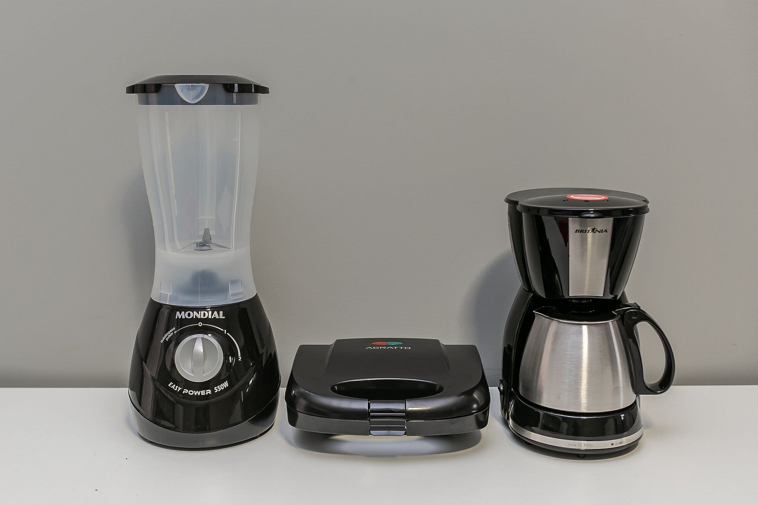 Eine Küche mit einem Mixer, einer Kaffeemaschine und einem Wasserkocher.