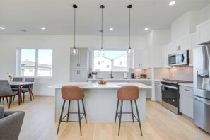 Private kitchen - New! Cozy and Elegant Townhome- 2 miles from Downtown (Houston)