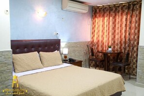 Habitación individual Deluxe, 1 cama individual grande, vistas a la ciudad | Wifi gratis y ropa de cama