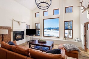 Smart TV, fireplace, stereo