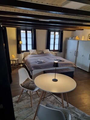 2 bedrooms, desk, travel cot, free WiFi
